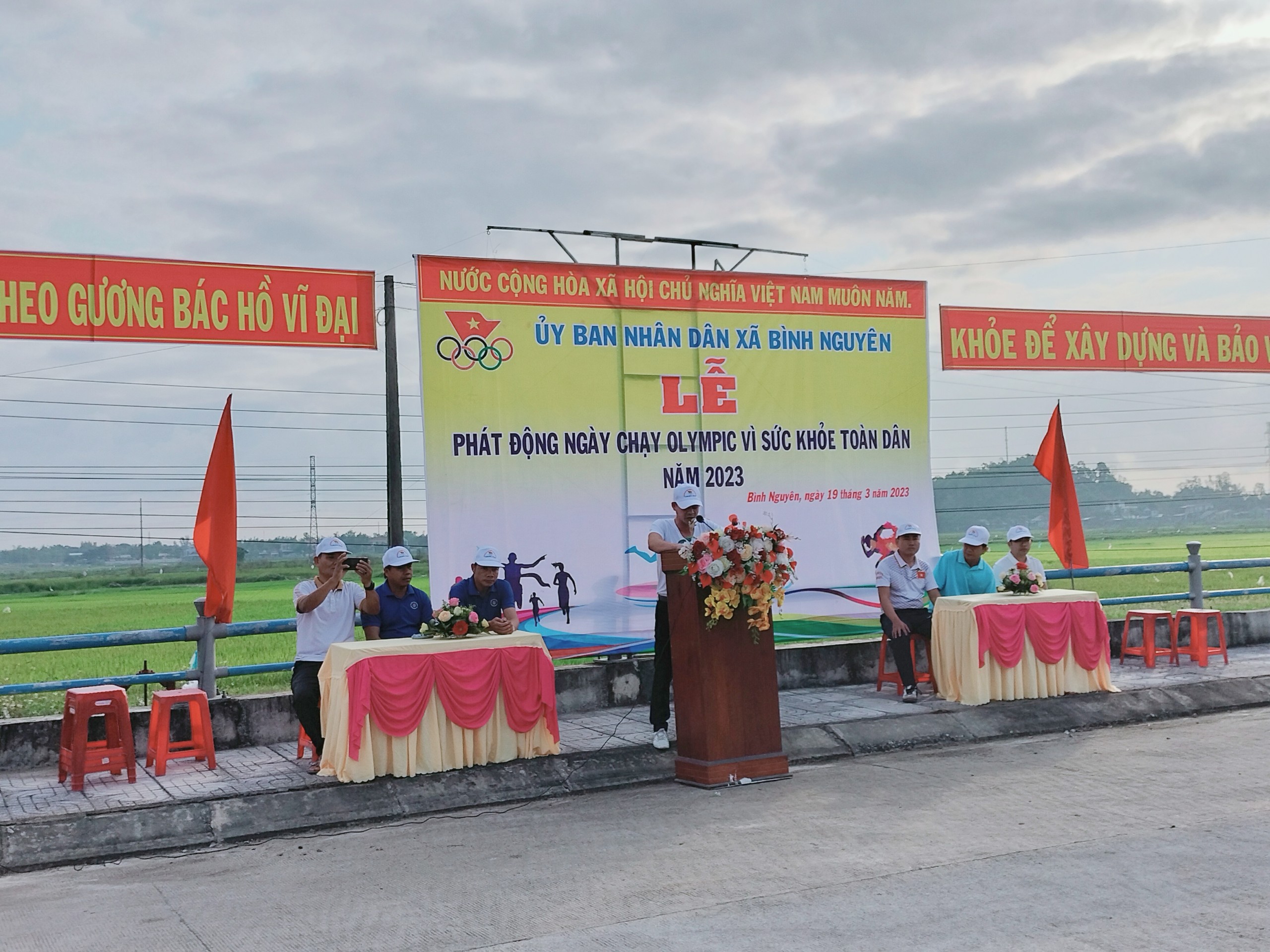 GV nhà trường tham gia hưởng ứng ngày chạy Olympic vì sức khoẻ toàn dân do UBND xã phát động